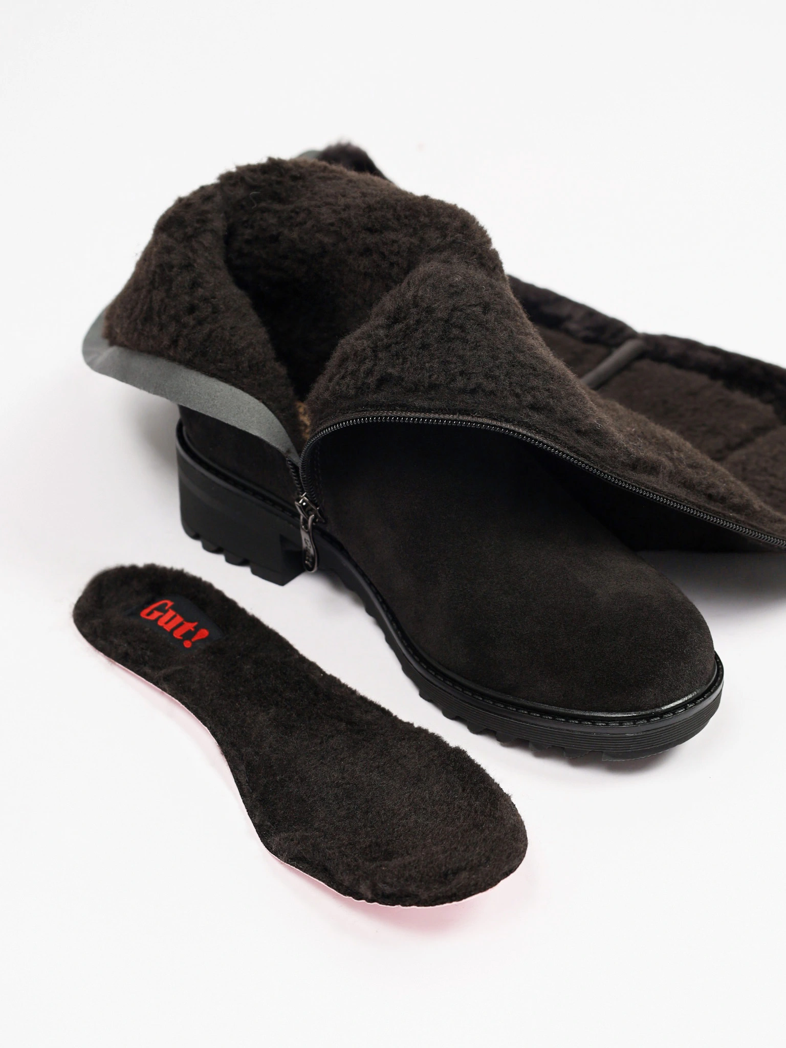 Сапоги темно-коричневого цвета с оторочкой на рельефной подошве